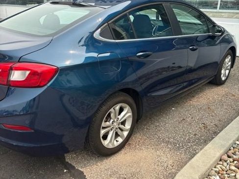 Used 2019 Chevrolet Cruze LT w/ Convenience Package FWD image 4