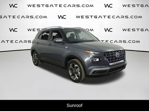 Used 2024 Hyundai Venue SEL FWD image 2