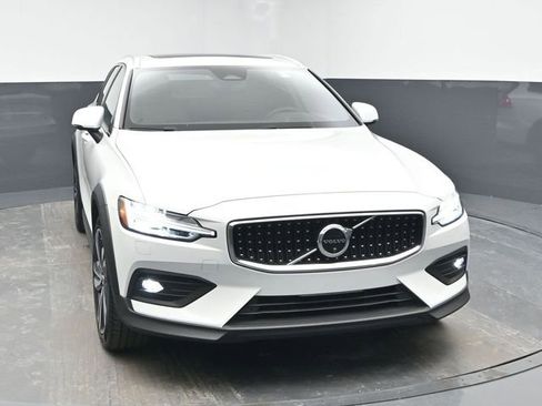 Used 2025 Volvo V60 B5 Cross Country Plus image 2