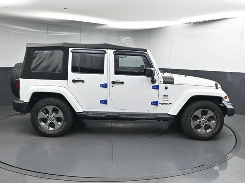 Used 2016 Jeep Wrangler Unlimited Sahara w/ Connectivity Group image 9