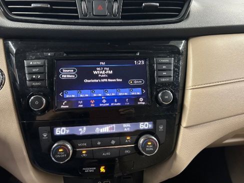 Used 2019 Nissan Rogue SV w/ Premium Package image 16