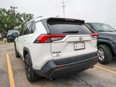 Used 2021 Toyota RAV4 LE FWD image 10
