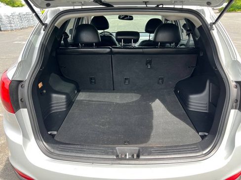 Used 2010 Hyundai Tucson GLS w/ Popular Equipment Pkg 2 FWD image 17