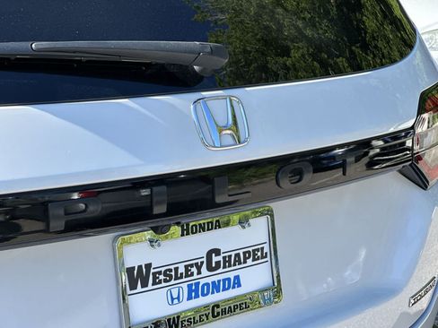 Used 2025 Honda Pilot Touring image 10