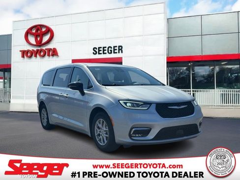 Used 2024 Chrysler Pacifica Touring-L FWD image 1
