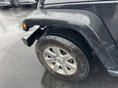 Used 2017 Jeep Wrangler Unlimited Sahara w/ Connectivity Group image 19