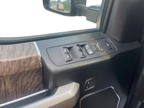 Used 2019 Ford F250 Lariat w/ Lariat Value Package AWD/4WD image 34
