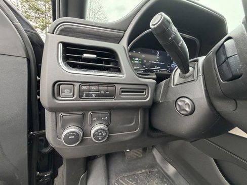 Used 2024 GMC Yukon XL SLT w/ SLT Luxury Package image 13