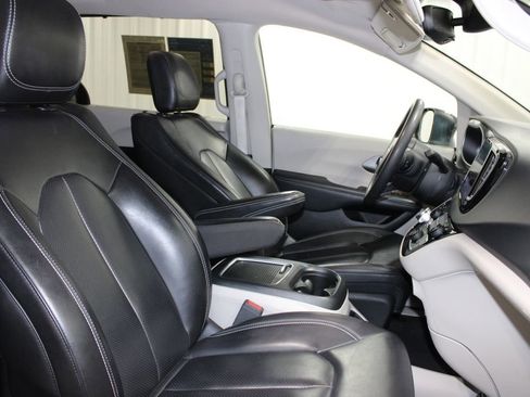 Used 2023 Chrysler Pacifica Touring-L FWD image 33