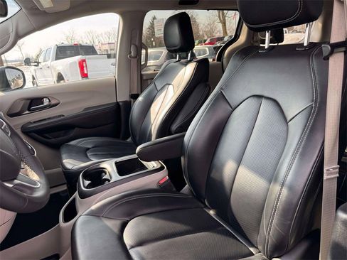 Used 2023 Chrysler Pacifica Touring-L image 15