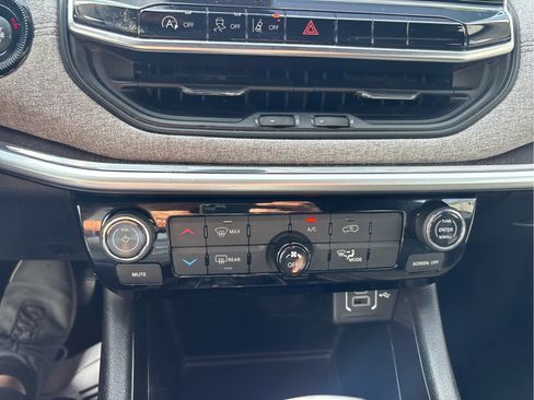Used 2023 Jeep Compass Latitude AWD/4WD image 17