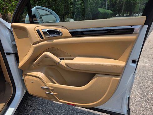 Used 2016 Porsche Cayenne AWD/4WD image 36