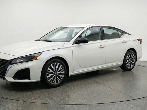 Used 2025 Nissan Altima 2.5 SV image 3