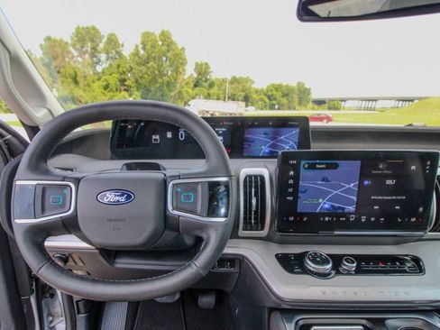 Used 2025 Ford Expedition Active AWD/4WD image 34