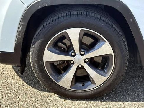 Used 2019 Jeep Cherokee Limited FWD image 8