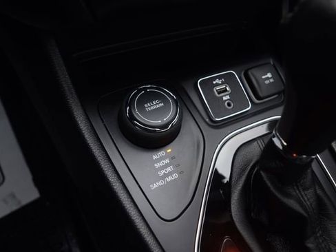 Used 2022 Jeep Cherokee Limited AWD/4WD image 12