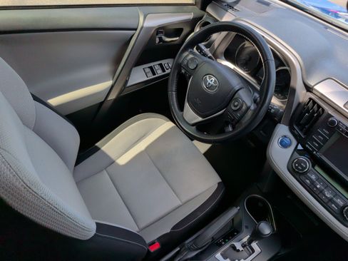 Used 2018 Toyota RAV4 XLE AWD/4WD image 36