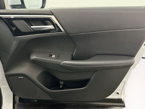 Used 2025 Mitsubishi Outlander SE image 35