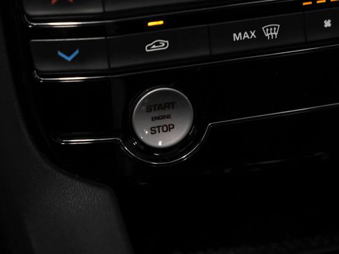 Used 2018 Jaguar F-PACE Premium image 16