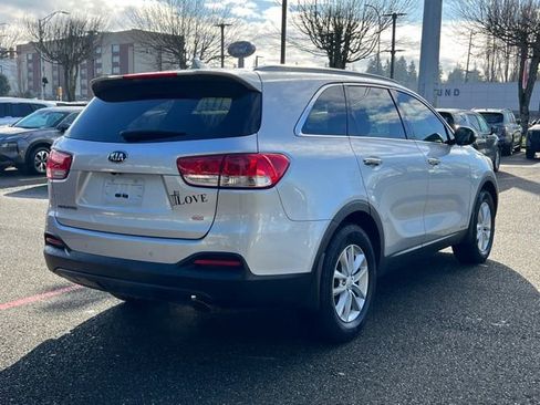 Used 2016 Kia Sorento LX w/ LX Convenience Package image 5