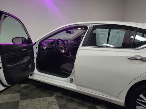 Used 2025 Nissan Altima 2.5 SV FWD image 16