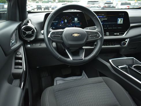 Used 2025 Chevrolet Equinox LT w/ Safety and Technology Package FWD image 17