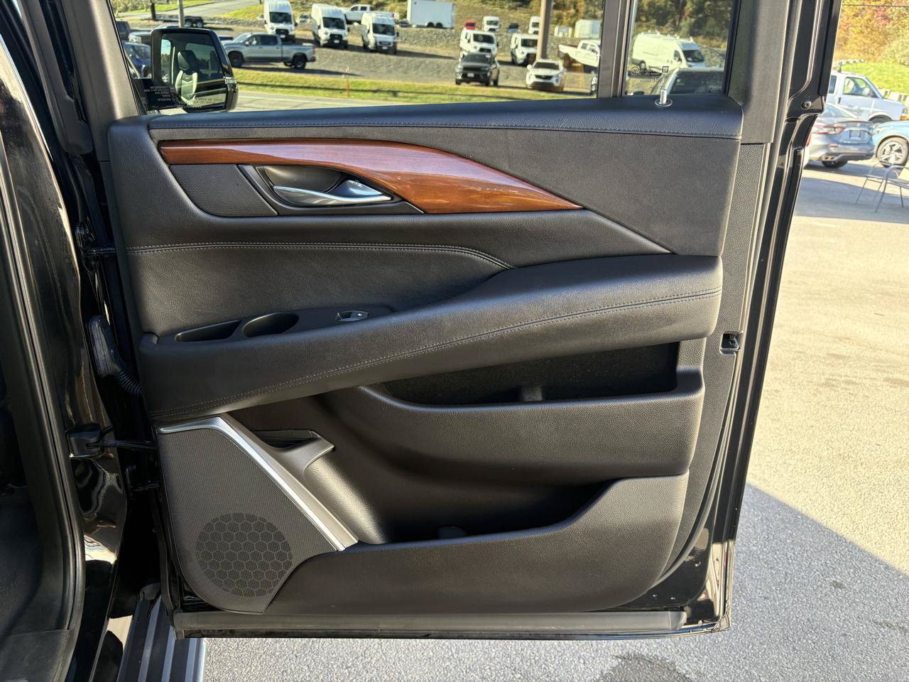Used 2018 Cadillac Escalade ESV Luxury AWD/4WD image 20