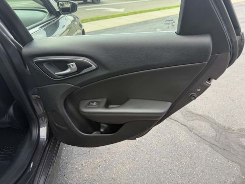 Used 2017 Chrysler 200 Limited Platinum w/ Comfort & Convenience Group FWD image 17