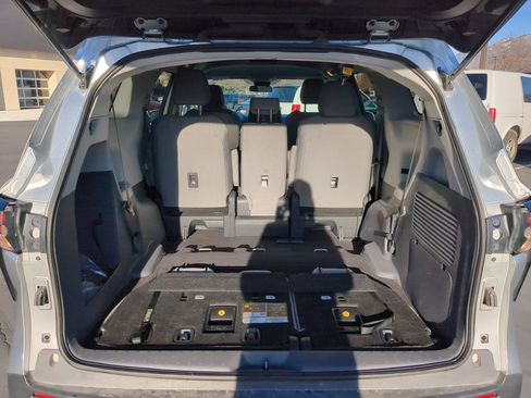 Used 2024 Toyota Sienna LE image 30