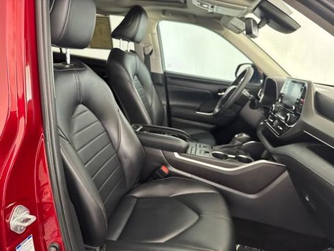 Used 2022 Toyota Highlander XLE AWD/4WD image 24