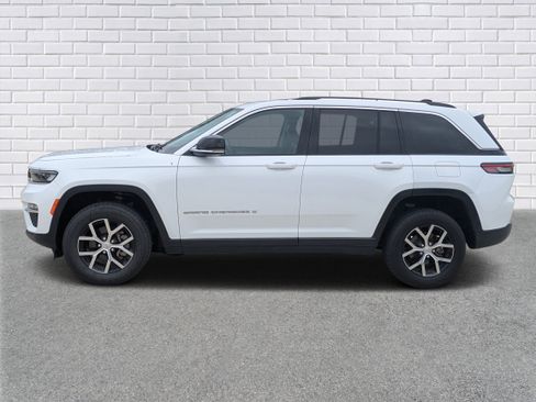 Used 2023 Jeep Grand Cherokee Limited AWD/4WD image 2