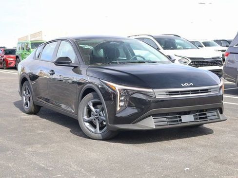 New 2025 Kia K4 LXS image 2