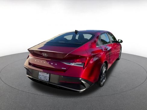 Used 2025 Hyundai Elantra Limited image 21