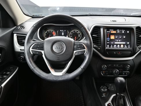 Used 2018 Jeep Cherokee Latitude Plus w/ Cold Weather Group AWD/4WD image 30