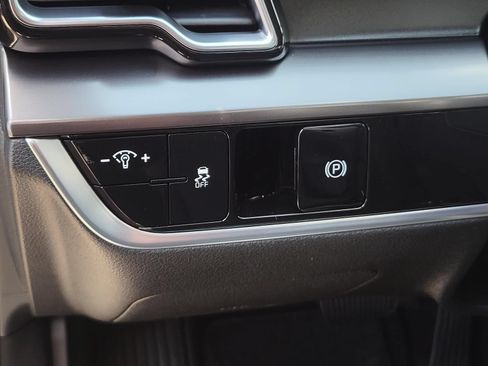 Used 2025 Kia Sportage EX FWD image 19