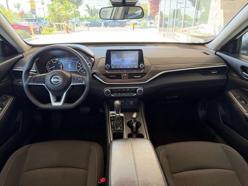 Used 2025 Nissan Altima 2.5 SV FWD image 33