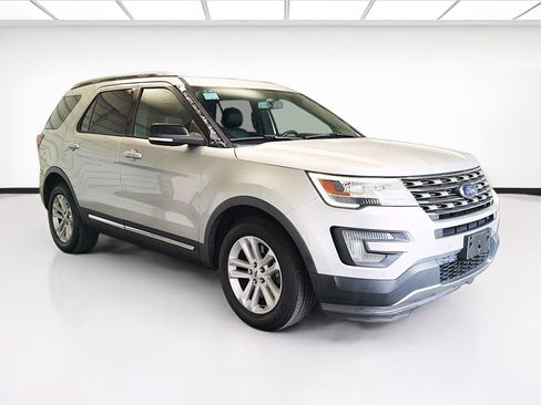 Used 2017 Ford Explorer XLT w/ Equipment Group 202A image 3