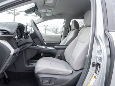Used 2024 Toyota Sienna LE image 14