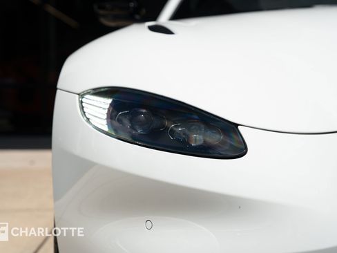 Used 2022 Aston Martin V8 Vantage Coupe RWD image 3
