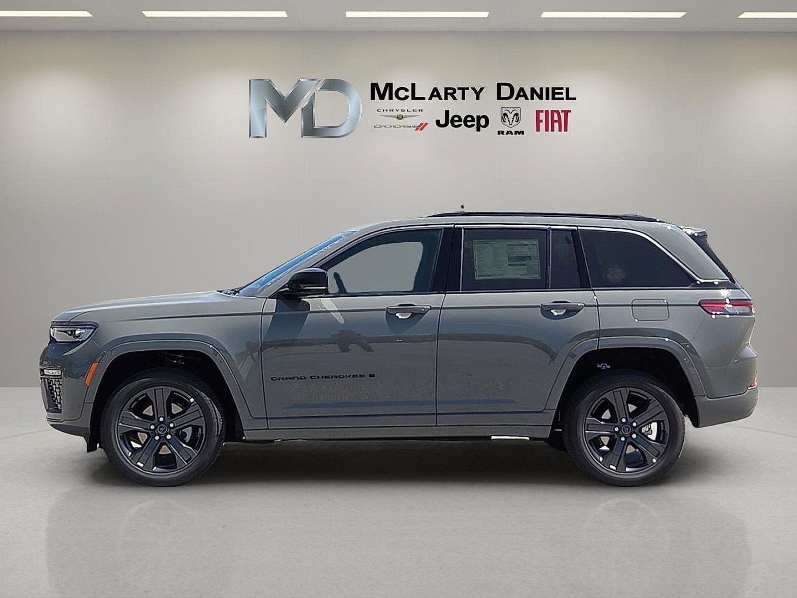 New 2027 Jeep Grand Cherokee Limited AWD/4WD image 3