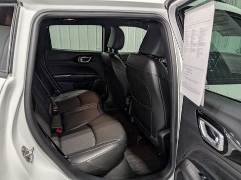 Used 2025 Jeep Compass Latitude w/ Convenience Group AWD/4WD image 26