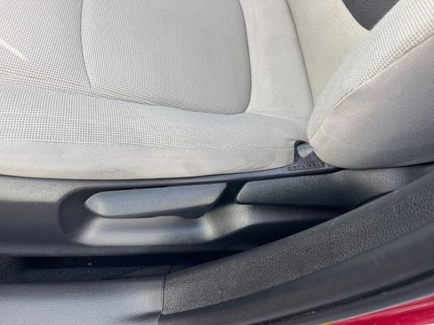 Used 2022 Toyota Corolla LE image 9