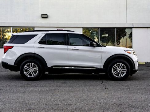 Used 2023 Ford Explorer XLT w/ Equipment Group 202A AWD/4WD image 4