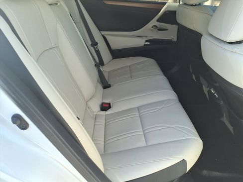Used 2025 Lexus ES 300h w/ Luxury Package image 14