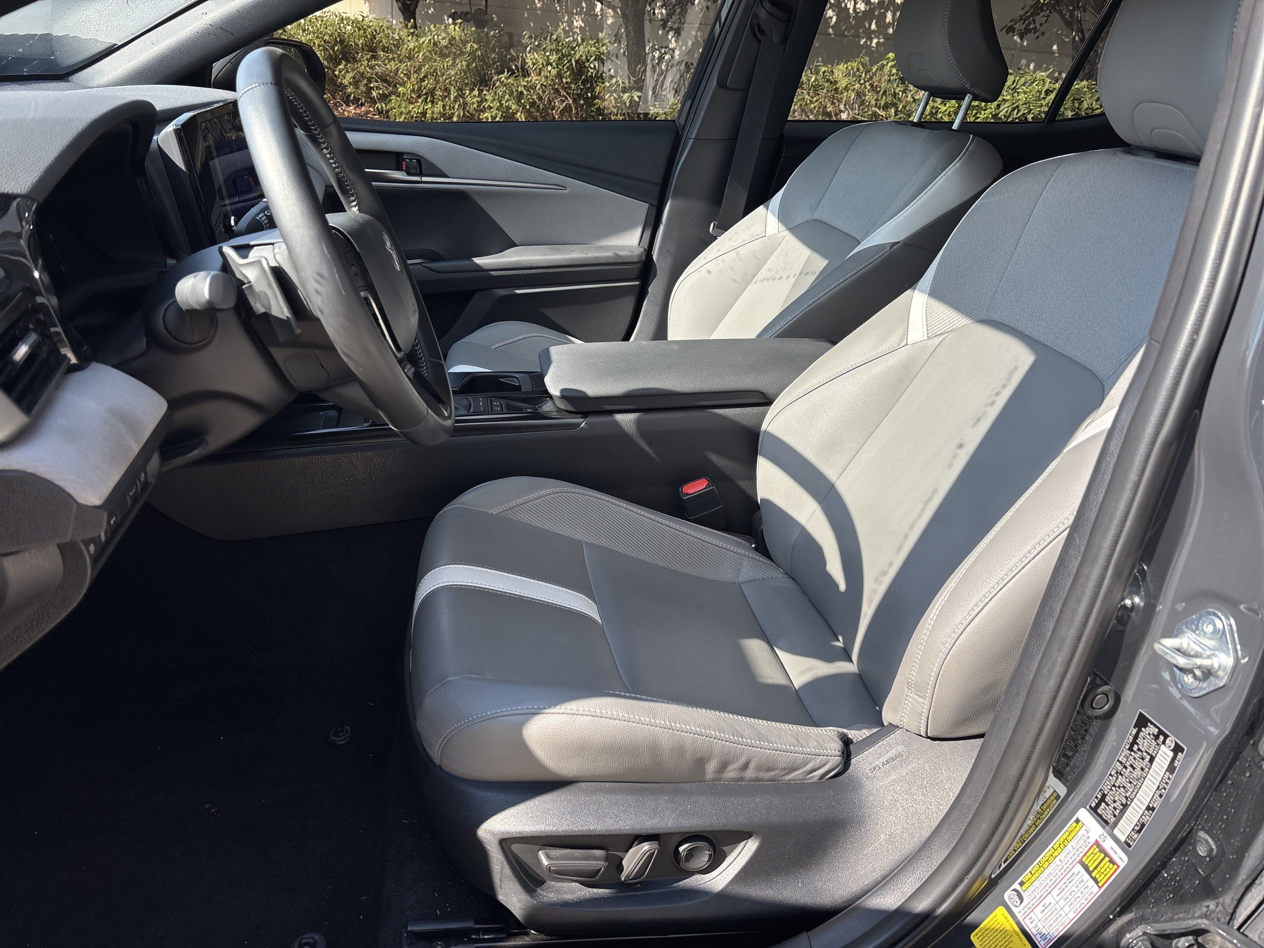 Used 2025 Toyota Camry SE FWD image 15
