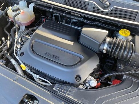 Used 2023 Chrysler Pacifica Touring-L image 13