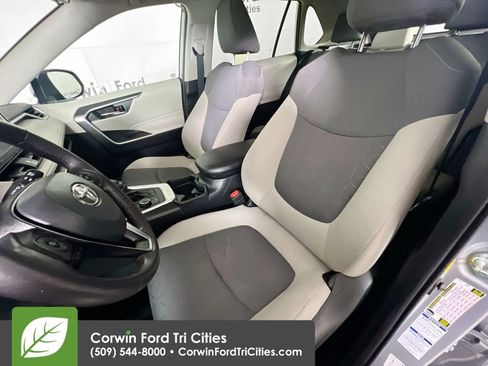Used 2020 Toyota RAV4 XLE w/ Convenience Package image 24