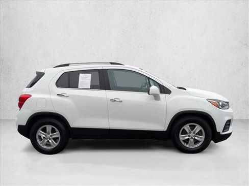 Used 2017 Chevrolet Trax LT w/ LT Convenience Package FWD image 4