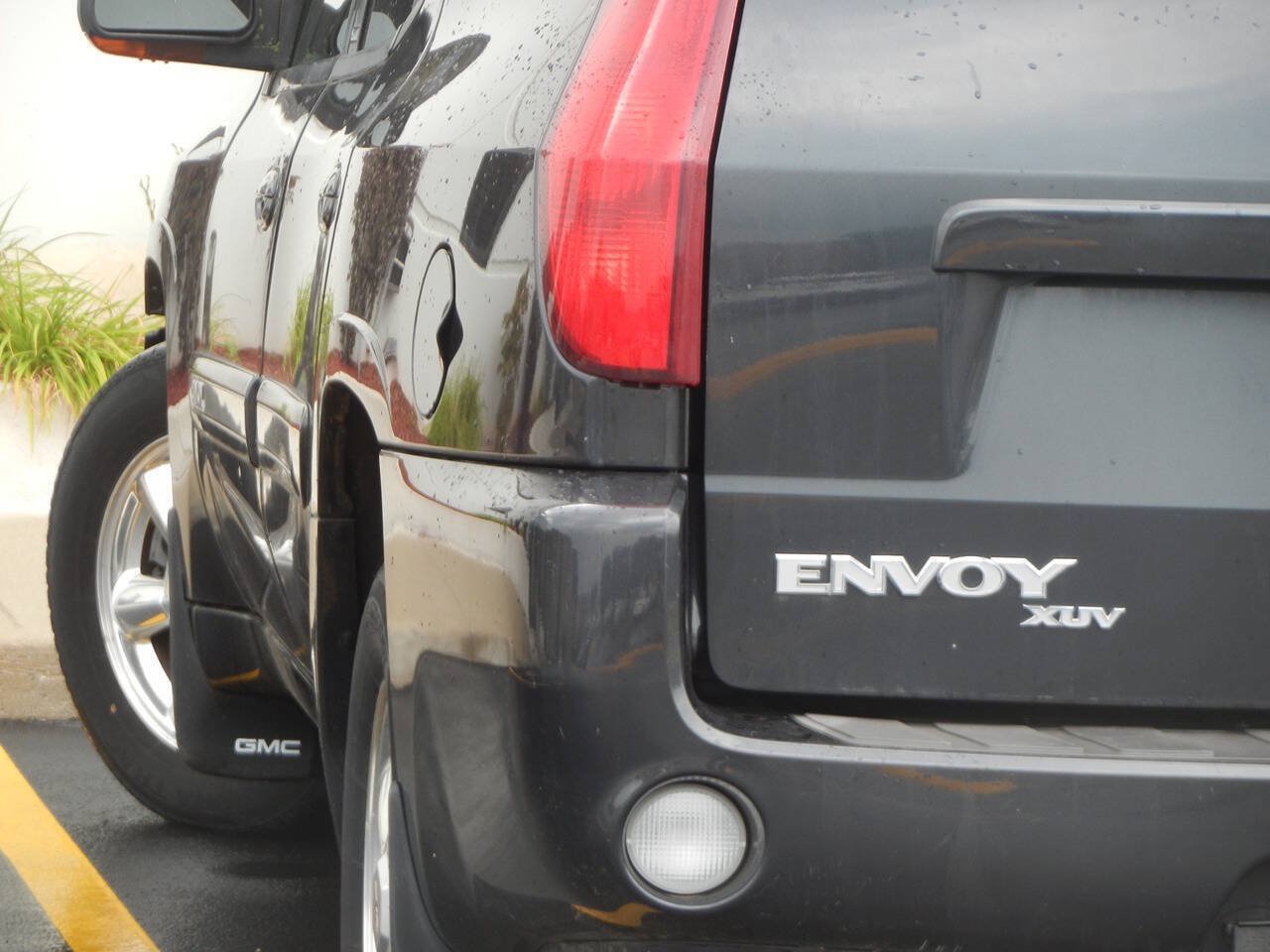 Used 2004 GMC Envoy XUV SLT AWD/4WD image 1