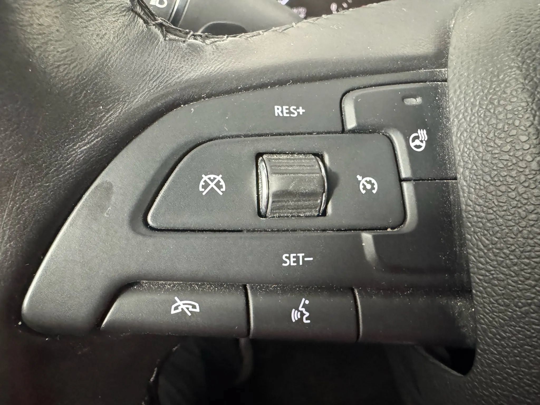 Used 2019 Cadillac XT4 Luxury w/ Cold Weather Package AWD/4WD image 17